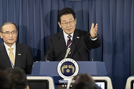 이재명 대통령이 24일(현지시간) 한일정상회담을 마치고 일본 도쿄에서 미국 워싱턴DC로 향하는 공군1호기에서 기내 기자간담회를 하며 취재진의 질문을 받고 있다.
