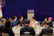 이재명 대통령과 김혜경 여사가 24일(현지시간) 미국 워싱턴DC의 한 호텔에서 열린 재미동포 만찬 간담회에서 참석자들과 대화하고 있다.