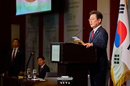 이재명 대통령이 25일(현지시간) 미국 워싱턴DC 전략국제문제연구소(CSIS)에서 정책 연설을 하고 있다.