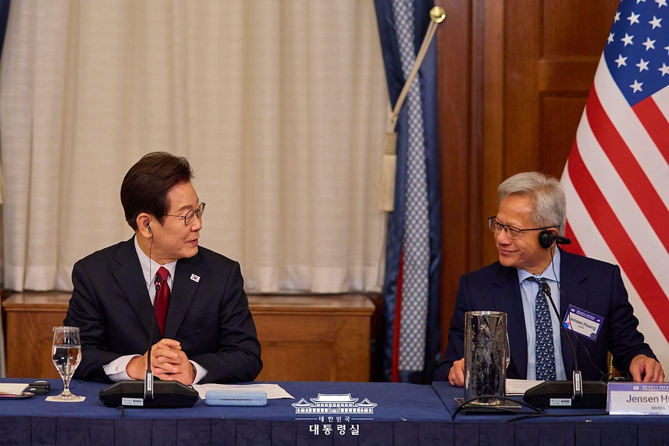 이재명 대통령이 25일(현지시간) 미국 워싱턴DC 윌라드 호텔에서 열린 한미 비즈니스 라운드테이블에서 젠슨 황 엔비디아 최고경영자(CEO)와 대화하고 있다.