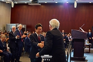 이재명 대통령이 25일(현지시간) 미국 워싱턴DC 전략국제문제연구소(CSIS)에서 정책 연설을 마친 뒤 존 햄리 CSIS 소장과 인사하고 있다.