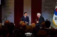 이재명 대통령이 25일(현지시간) 미국 워싱턴DC 전략국제문제연구소(CSIS)에서 정책 연설을 마친 뒤 질문에 답변하고 있다.