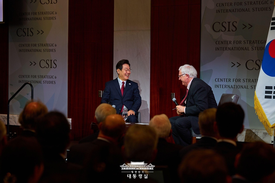 이재명 대통령이 25일(현지시간) 미국 워싱턴DC 전략국제문제연구소(CSIS)에서 정책 연설을 마친 뒤 질문에 답변하고 있다.