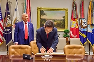 이재명 대통령이 25일(현지시간) 미국 워싱턴DC 백악관에서 열린 한미 정상회담에서 방명록을 작성하고 있다.