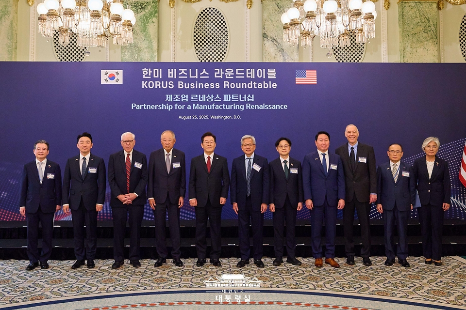 이재명 대통령이 25일(현지시간) 미국 워싱턴DC 윌라드 호텔에서 열린 한미 비즈니스 라운드테이블에서 참석자들과 기념촬영을 하고 있다.