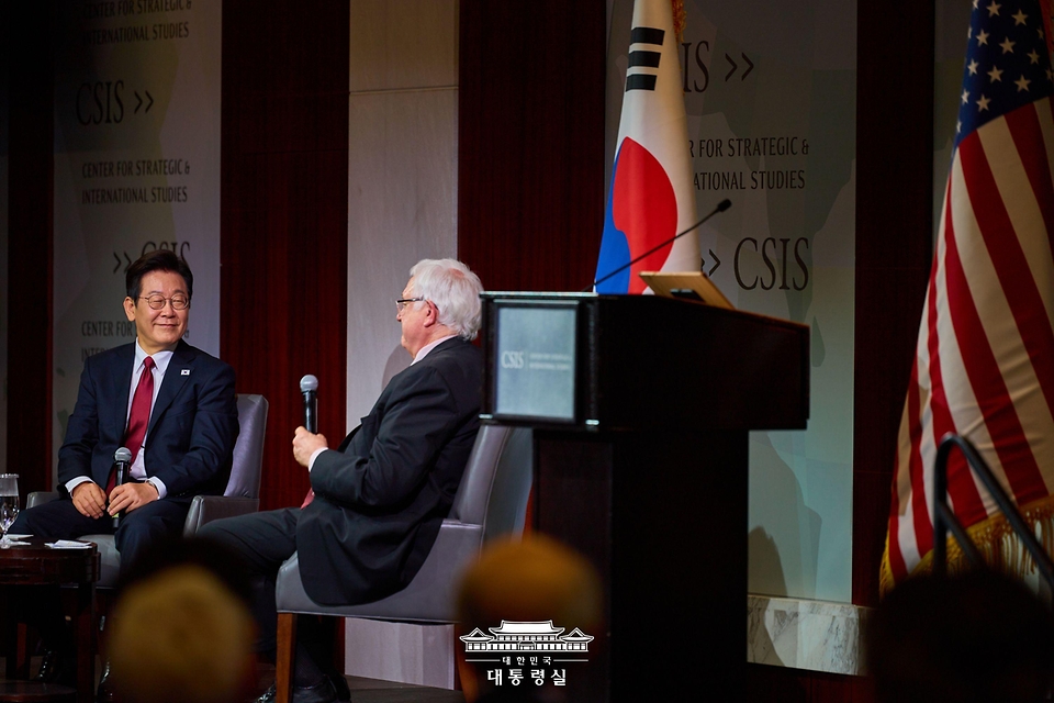 이재명 대통령이 25일(현지시간) 미국 워싱턴DC 전략국제문제연구소(CSIS)에서 정책 연설을 마친 뒤 질문에 답변하고 있다.