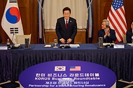 이재명 대통령이 25일(현지시간) 미국 워싱턴DC 윌라드 호텔에서 열린 한미 비즈니스 라운드테이블에서 인사를 하고 있다.