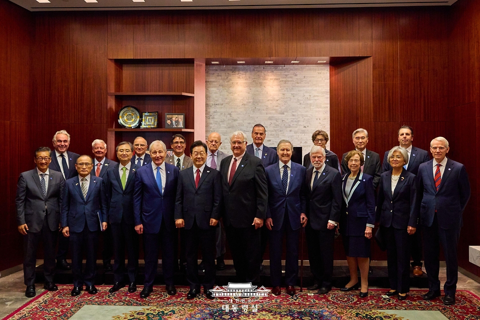 이재명 대통령이 25일(현지시간) 미국 워싱턴DC 전략국제문제연구소(CSIS)에서 열린 정책 연설에 참석하며 존 햄리 CSIS 소장 등 참석자들과 기념촬영을 하고 있다.
