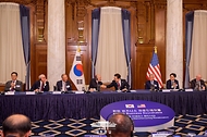 이재명 대통령이 25일(현지시간) 미국 워싱턴DC 윌라드 호텔에서 열린 한미 비즈니스 라운드테이블에서 하워드 러트닉 미 상무장관과 인사하고 있다.
