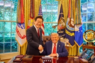 이재명 대통령이 25일(현지시간) 미국 워싱턴DC 백악관에서 열린 한미 정상회담을 마치고 도널드 트럼프 미국 대통령과 악수하며 기념촬영을 하고 있다.
