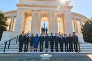 이재명 대통령과 김혜경 여사가 26일(현지시간) 미국 워싱턴DC 알링턴 국립묘지를 참배한 뒤 기념촬영을 하고 있다.