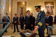 이재명 대통령이 26일(현지시간) 미국 워싱턴DC 알링턴 국립묘지를 참배한 뒤 기념패 전달을 하고 있다.