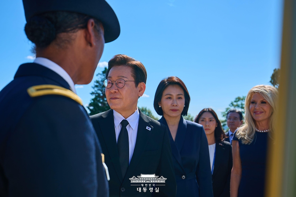 이재명 대통령과 김혜경 여사가 26일(현지시간) 미국 워싱턴DC 알링턴 국립묘지를 방문해 관계자의 설명을 듣고 있다.