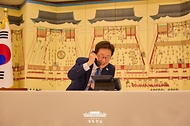 이재명 대통령이 28일 서울 한남동 관저에서 사디르 자파로프 키르기스스탄 대통령과 전화 통화를 하고 있다.