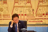 이재명 대통령이 28일 서울 한남동 관저에서 사디르 자파로프 키르기스스탄 대통령과 전화 통화를 하고 있다.