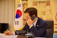 이재명 대통령이 28일 서울 한남동 관저에서 에모말리 라흐몬 타지키스탄 대통령과 전화 통화를 하고 있다.