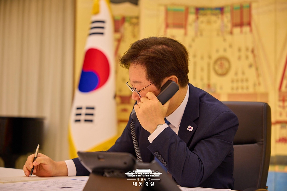 이재명 대통령이 28일 서울 한남동 관저에서 에모말리 라흐몬 타지키스탄 대통령과 전화 통화를 하고 있다.