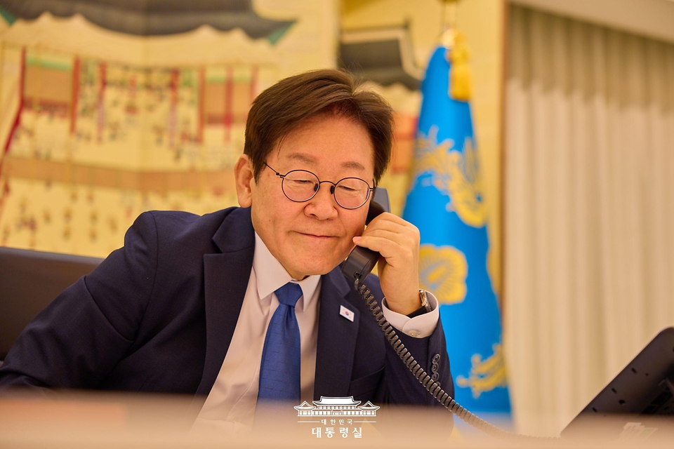 이재명 대통령이 28일 서울 한남동 관저에서 에모말리 라흐몬 타지키스탄 대통령과 전화 통화를 하고 있다.