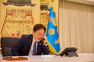 이재명 대통령이 28일 서울 한남동 관저에서 에모말리 라흐몬 타지키스탄 대통령과 전화 통화를 하고 있다.