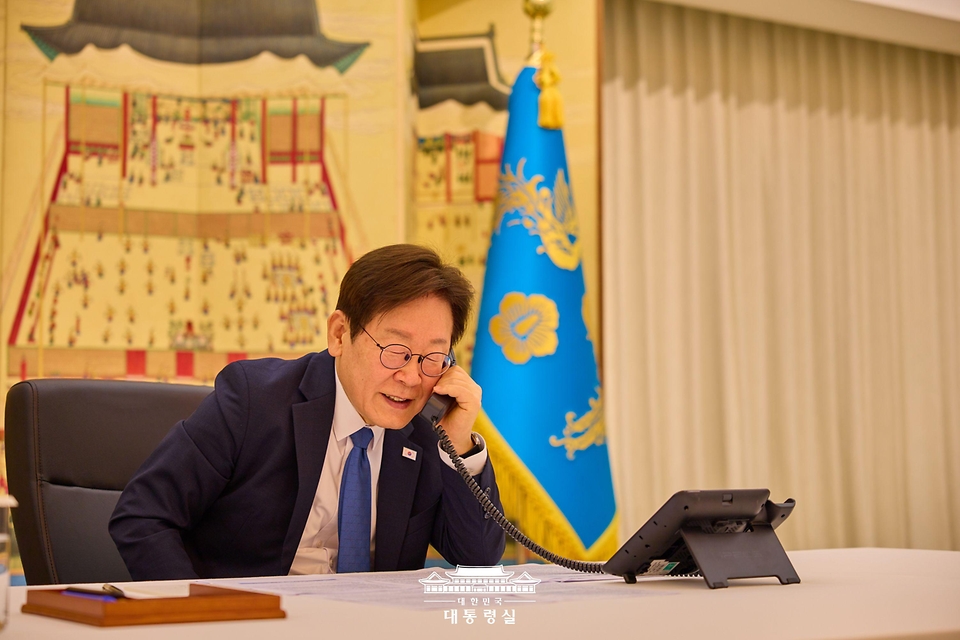 이재명 대통령이 28일 서울 한남동 관저에서 에모말리 라흐몬 타지키스탄 대통령과 전화 통화를 하고 있다.