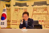 이재명 대통령이 28일 서울 한남동 관저에서 사디르 자파로프 키르기스스탄 대통령과 전화 통화를 하고 있다.