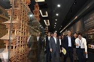 김민석 국무총리가 29일 경북 경주 황룡사지 역사문화관, 대릉원, 월정교 등을 찾아 APEC 참가자 문화·관광 프로그램 준비 현장을 점검하고 있다.