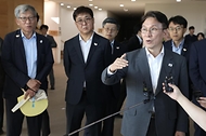 김민석 국무총리가 29일 경북 경주 황룡사지 역사문화관, 대릉원, 월정교 등을 찾아 APEC 참가자 문화·관광 프로그램 준비 현장을 점검하고 있다.