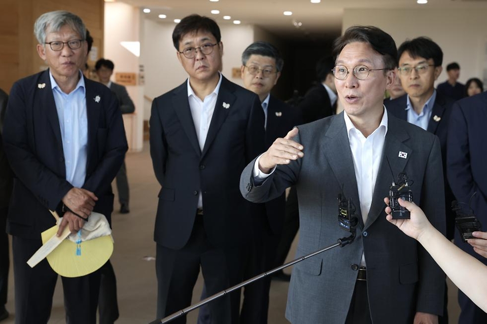 김민석 국무총리가 29일 경북 경주 황룡사지 역사문화관, 대릉원, 월정교 등을 찾아 APEC 참가자 문화·관광 프로그램 준비 현장을 점검하고 있다.