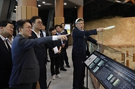 김민석 국무총리가 29일 경북 경주 황룡사지 역사문화관, 대릉원, 월정교 등을 찾아 APEC 참가자 문화·관광 프로그램 준비 현장을 점검하고 있다.
