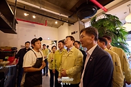 이재명 대통령이 30일 강원 강릉시 경포대 인근 식당을 방문해 가뭄으로 인한 상인들의 피해 상황을 청취하고 있다.