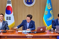 이재명 대통령이 29일 서울 용산 대통령실 청사에서 열린 임시 국무회의에서 의사봉을 두드리며 개회 선언을 하고 있다.