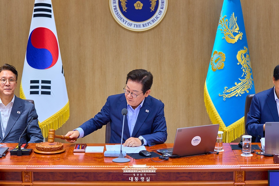 이재명 대통령이 29일 서울 용산 대통령실 청사에서 열린 임시 국무회의에서 의사봉을 두드리며 개회 선언을 하고 있다.