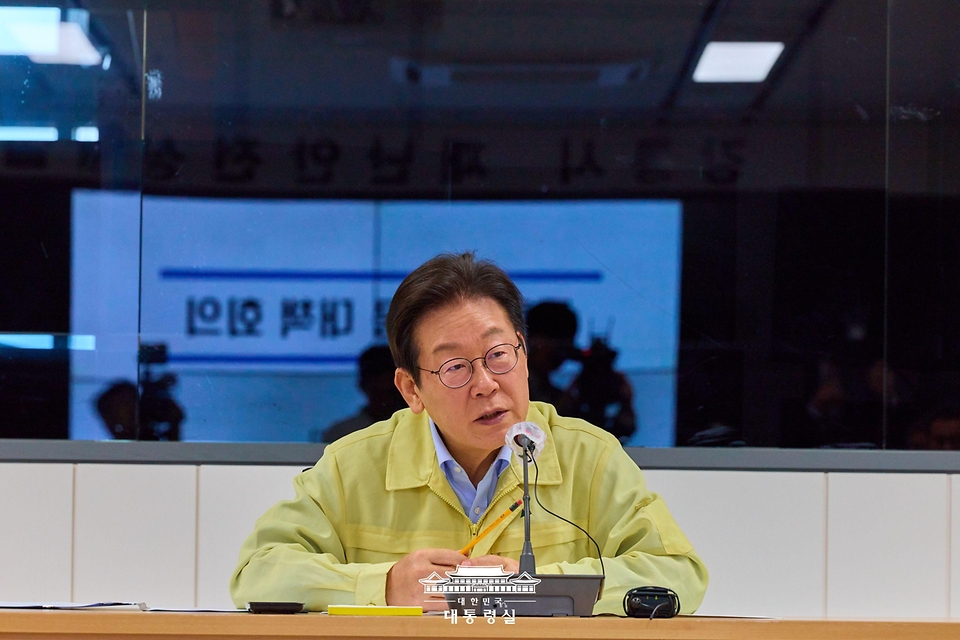 이재명 대통령이 30일 강원 강릉시청 재난안전상황실에서 열린 가뭄 대책 회의에서 발언하고 있다.