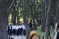 김민석 국무총리가 29일 경북 경주 황룡사지 역사문화관, 대릉원, 월정교 등을 찾아 APEC 참가자 문화·관광 프로그램 준비 현장을 점검하고 있다.
