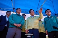이재명 대통령이 30일 강원 강릉시 성산면 오봉저수지를 방문해 가뭄 대응 추진 상황을 점검하고 있다.