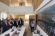 김민석 국무총리가 29일 경북 경주 황룡사지 역사문화관, 대릉원, 월정교 등을 찾아 APEC 참가자 문화·관광 프로그램 준비 현장을 점검하고 있다.