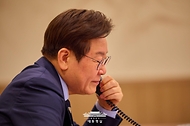이재명 대통령이 29일 서울 용산 대통령실 청사에서 세르다르 베르디무하메도프 투르크메니스탄 대통령과 전화 통화를 하고 있다. 