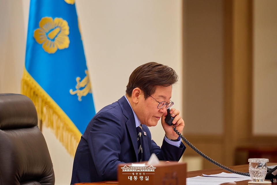 이재명 대통령이 29일 서울 용산 대통령실 청사에서 세르다르 베르디무하메도프 투르크메니스탄 대통령과 전화 통화를 하고 있다. 