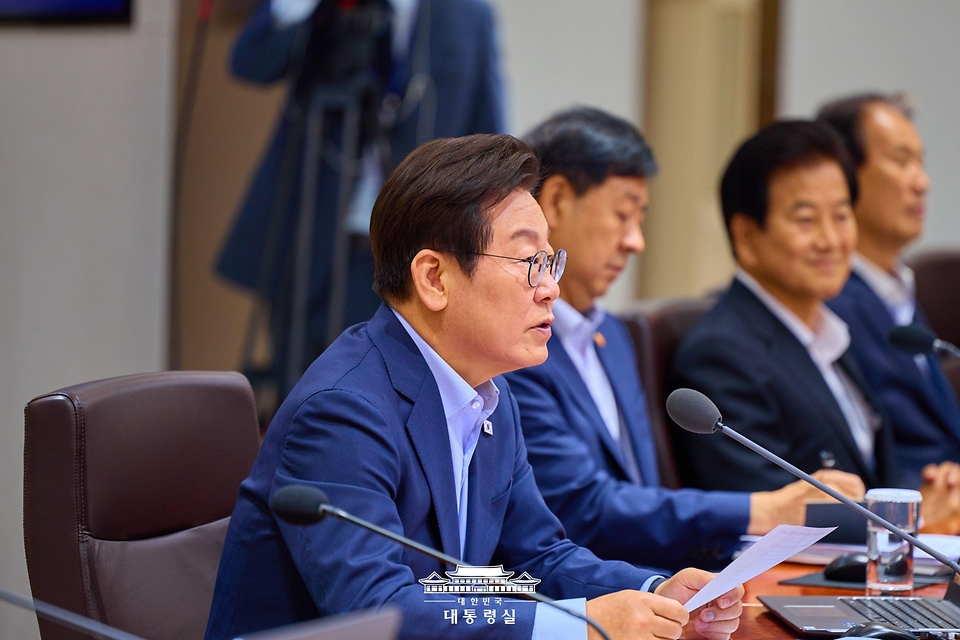 이재명 대통령이 29일 서울 용산 대통령실 청사에서 열린 임시 국무회의에서 발언하고 있다. 