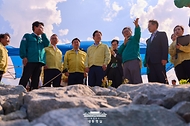 이재명 대통령이 30일 강원 강릉시 성산면 오봉저수지를 방문해 가뭄 대응 추진 상황을 점검하고 있다.