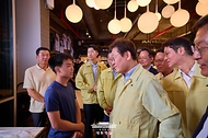 이재명 대통령이 30일 강원 강릉시 경포대 인근 식당을 방문해 가뭄으로 인한 상인들의 피해 상황을 청취하고 있다.