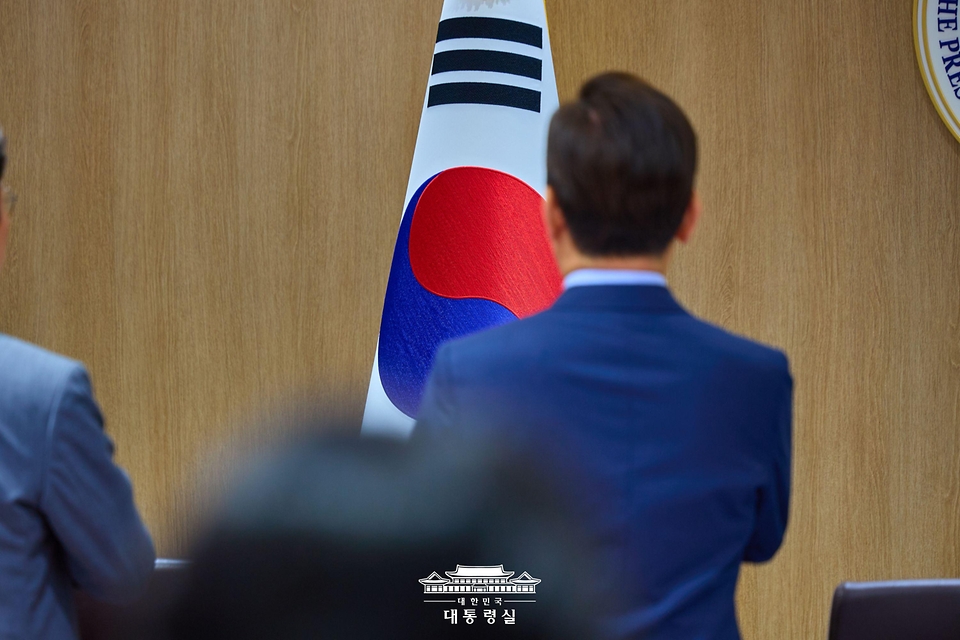 이재명 대통령이 29일 서울 용산 대통령실 청사에서 열린 임시 국무회의에서 국기에 경례하고 있다.