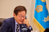 이재명 대통령이 29일 서울 용산 대통령실 청사에서 세르다르 베르디무하메도프 투르크메니스탄 대통령과 전화 통화를 하고 있다. 