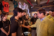 이재명 대통령이 30일 강원 강릉시 경포대 인근 식당을 방문해 가뭄으로 인한 상인들의 피해 상황을 청취하고 식당 직원들을 격려하고 있다.