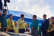 이재명 대통령이 30일 강원 강릉시 성산면 오봉저수지를 방문해 가뭄 대응 추진 상황을 점검하고 있다.