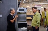 이재명 대통령이 30일 강원 강릉시 경포대 인근 식당을 방문해 가뭄으로 인한 상인들의 피해 상황을 청취하고 있다.