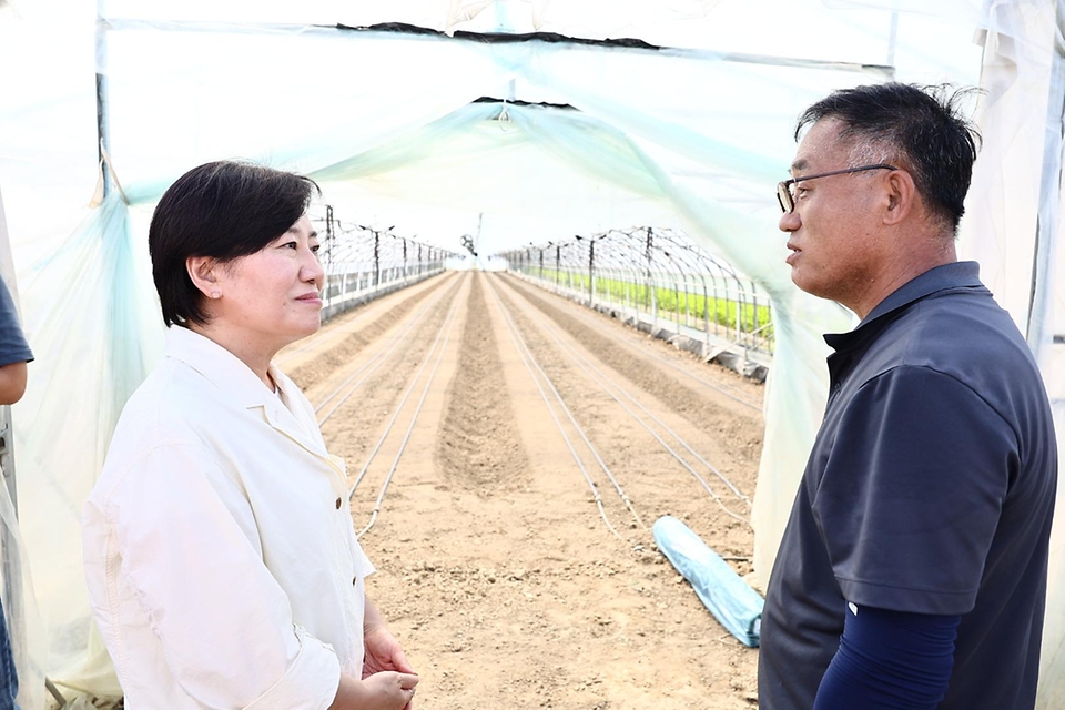 송미령 농림축산식품부 장관은 8월 29일 오후, 충남 부여군 규암면 일대 7월 집중호우 피해지역을 다시 찾아 피해 복구 상황 및 영농  재개 상황을 점검하고, 신속한 영농 재개에 힘쓰고 있는 농업인들의 의견을 청취하였습니다.