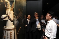 김민석 국무총리가 29일 경북 경주 황룡사지 역사문화관, 대릉원, 월정교 등을 찾아 APEC 참가자 문화·관광 프로그램 준비 현장을 점검하고 있다.