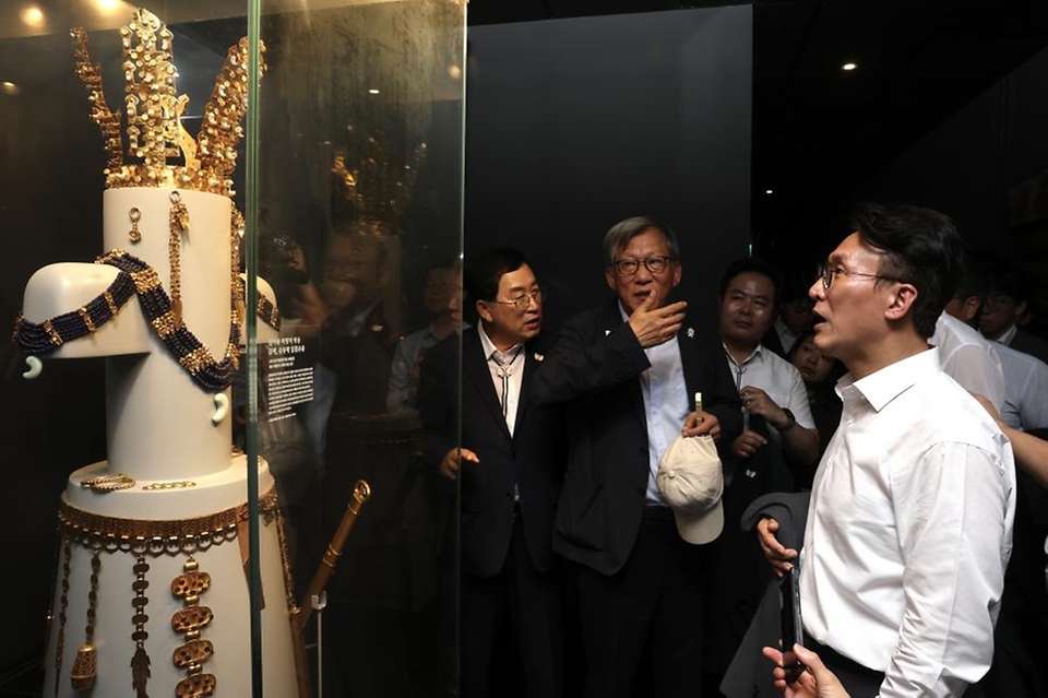 김민석 국무총리가 29일 경북 경주 황룡사지 역사문화관, 대릉원, 월정교 등을 찾아 APEC 참가자 문화·관광 프로그램 준비 현장을 점검하고 있다.