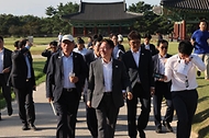 김민석 국무총리가 29일 경북 경주 황룡사지 역사문화관, 대릉원, 월정교 등을 찾아 APEC 참가자 문화·관광 프로그램 준비 현장을 점검하고 있다.